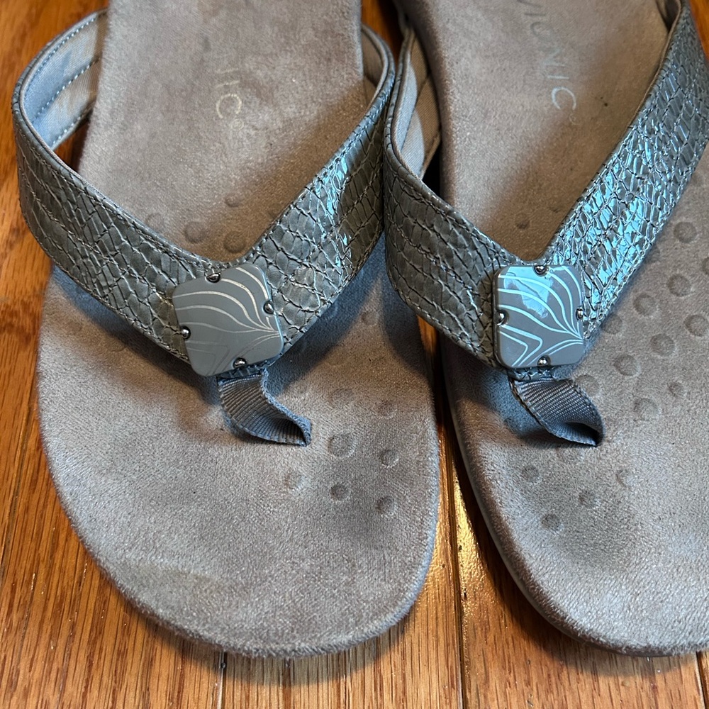 Vionic gray flip flops - Picture 5 of 5